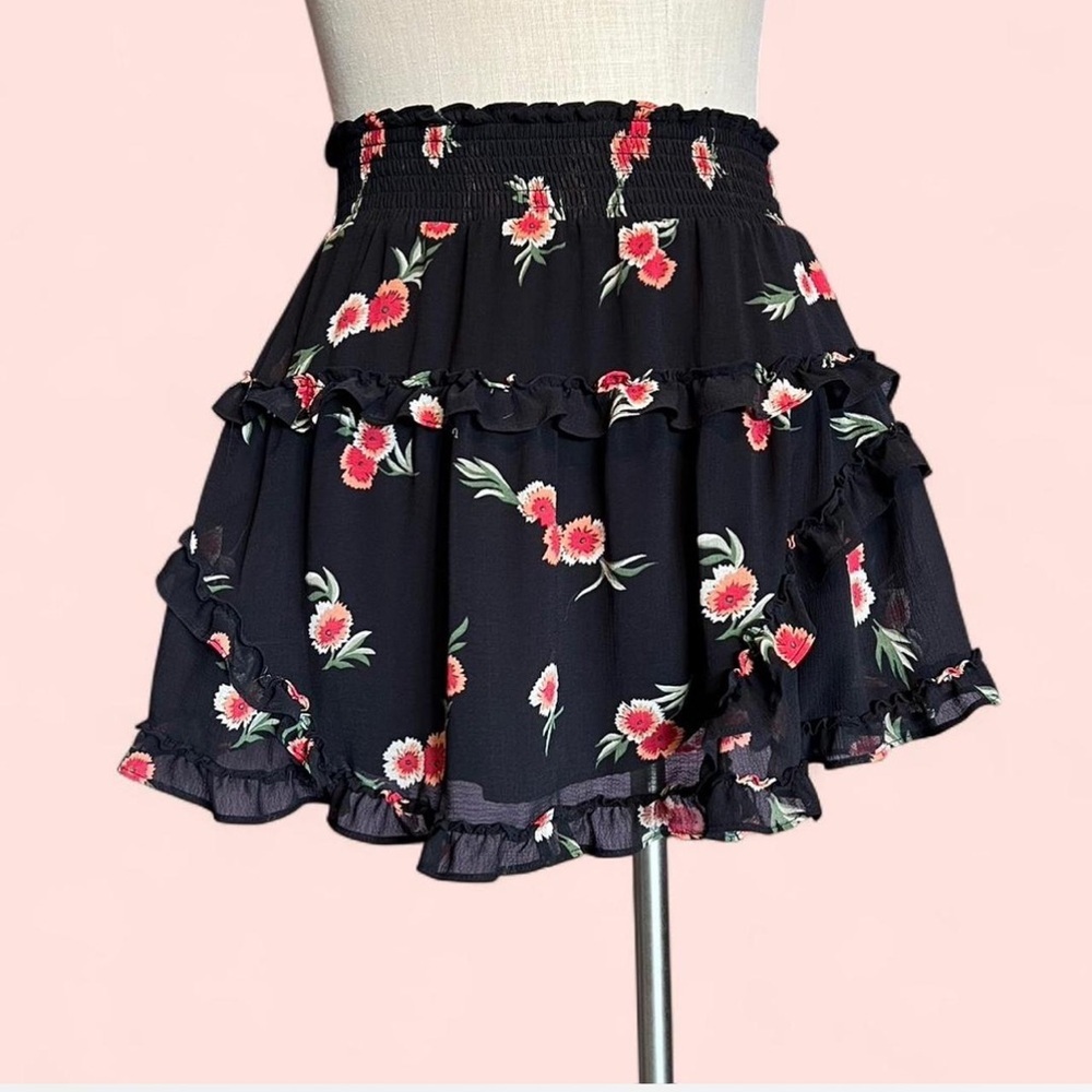 ❤️Urban Outfitters Black Floral Mini Skirt • Cute❣️